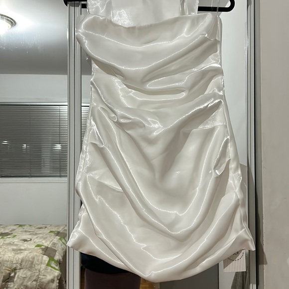 Short white dress with big bow in back size S. NEVER WORE - Picture 3 of 5